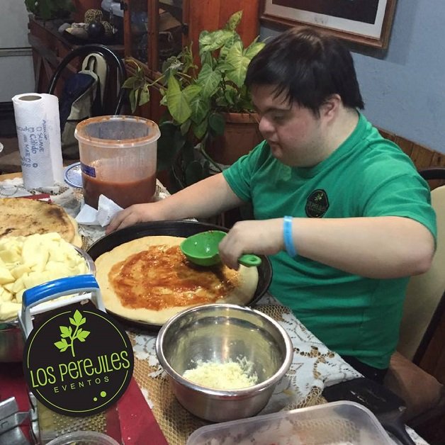 6 jovens com Síndrome de Down, abrem negócio de pizzas ao domicílio, e fazem sucesso
