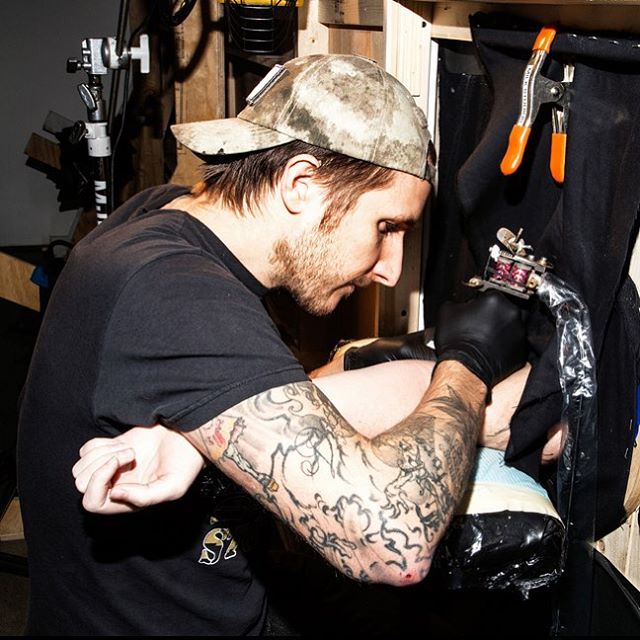 Tatua de borla a quem colocar o braço num buraco para fazer uma tatuagem surpresa