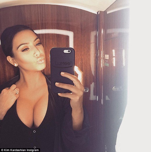 Kim Kardashian sai à rua pela 1ª vez desde o assalto em Paris