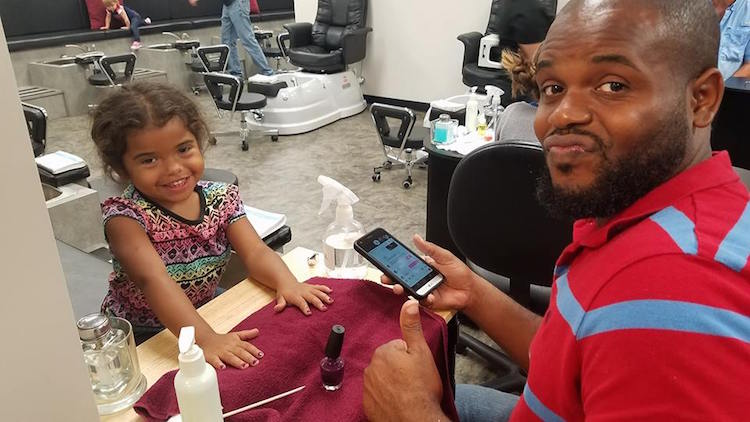 Pai solteiro cria curso grátis para os homens aprenderem a pintar as unhas das crianças