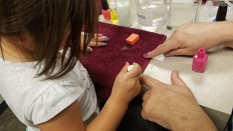 Pai solteiro cria curso grátis para os homens aprenderem a pintar as unhas das crianças