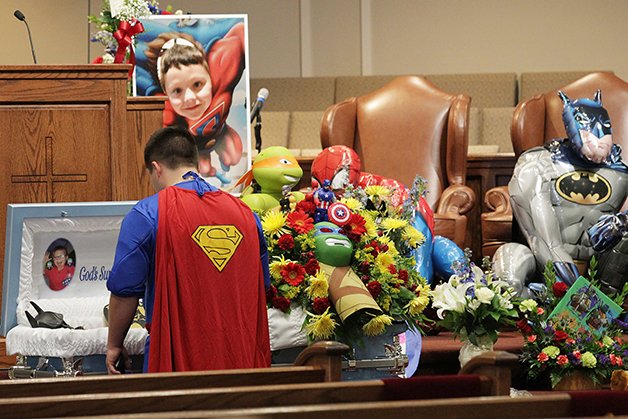 Menino de 6 anos morto em ataque na escola, teve funeral inspirado nos Super Heróis que adorava