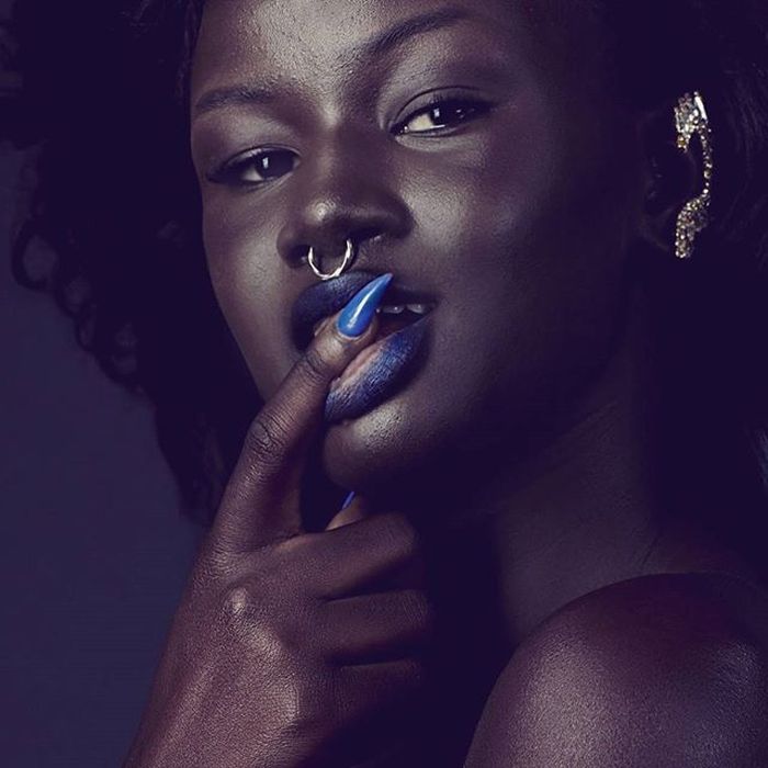 Khoudia Diop, a &#8220;Deusa da Melanina&#8221; está a conquistar o Instagram com o seu incrível tom de pele