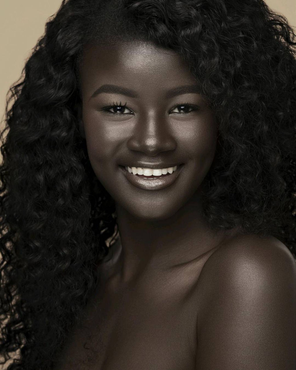 Khoudia Diop, a &#8220;Deusa da Melanina&#8221; está a conquistar o Instagram com o seu incrível tom de pele