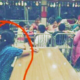 Família obriga empregada a sentar-se noutra mesa enquanto jantam em restaurante