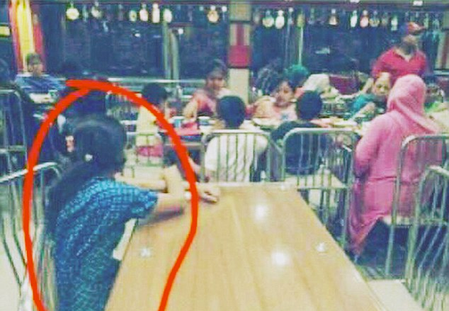 Família obriga empregada a sentar-se noutra mesa enquanto jantam em restaurante