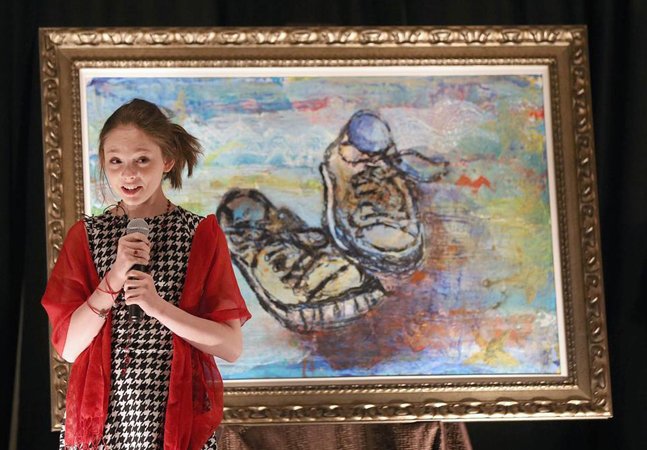 Pintora prodígio de 14 anos, já ganhou 7 milhões com as suas obras de arte