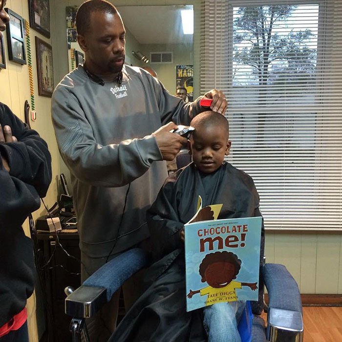 Barbeiro dá descontos a crianças que lhe lêem histórias em voz alta