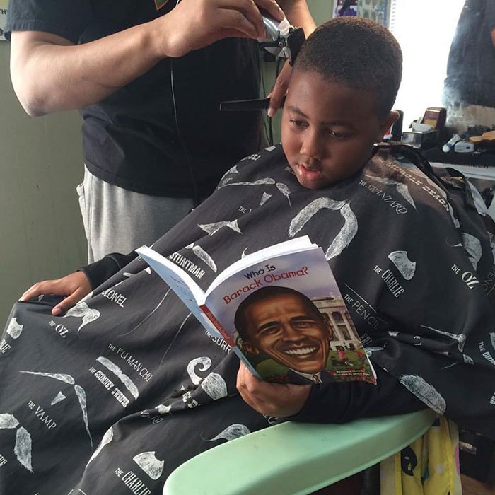 Barbeiro dá descontos a crianças que lhe lêem histórias em voz alta