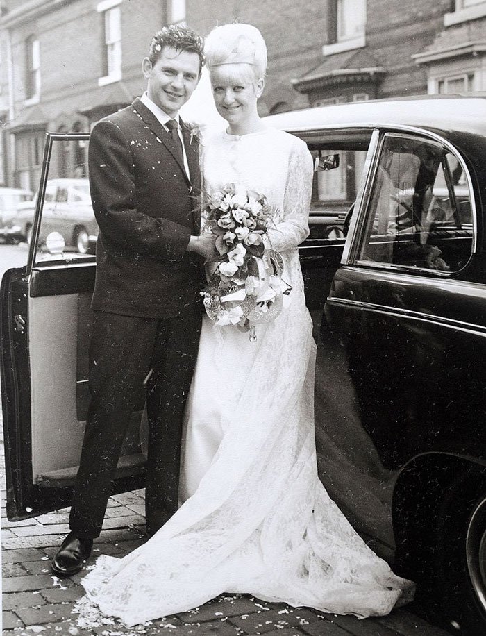 Casal celebra 50 anos de amor vestindo os mesmos fatos do dia do casamento
