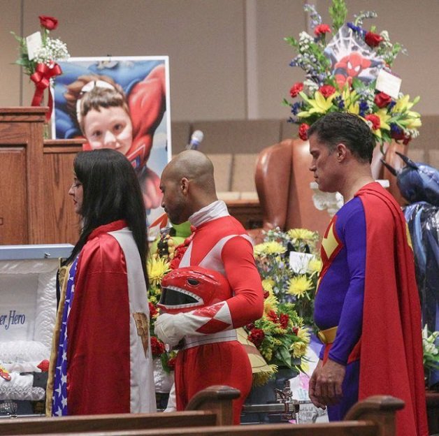 Menino de 6 anos morto em ataque na escola, teve funeral inspirado nos Super Heróis que adorava