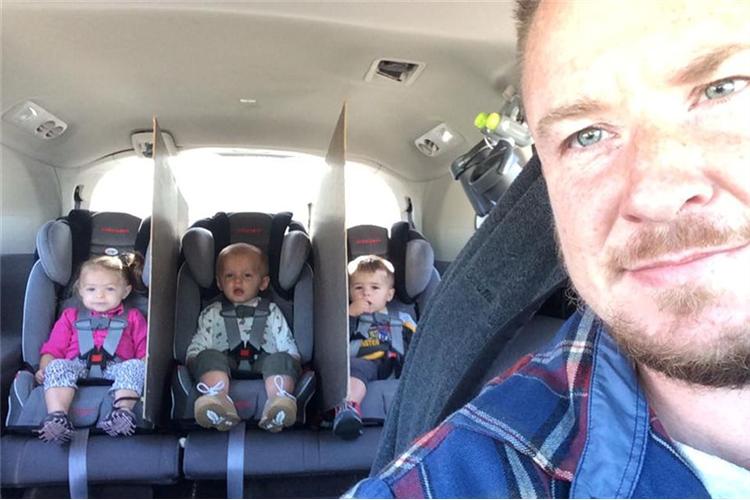 Pai criou a solução para acabar com as brigas dos filhos nas viagens de carro