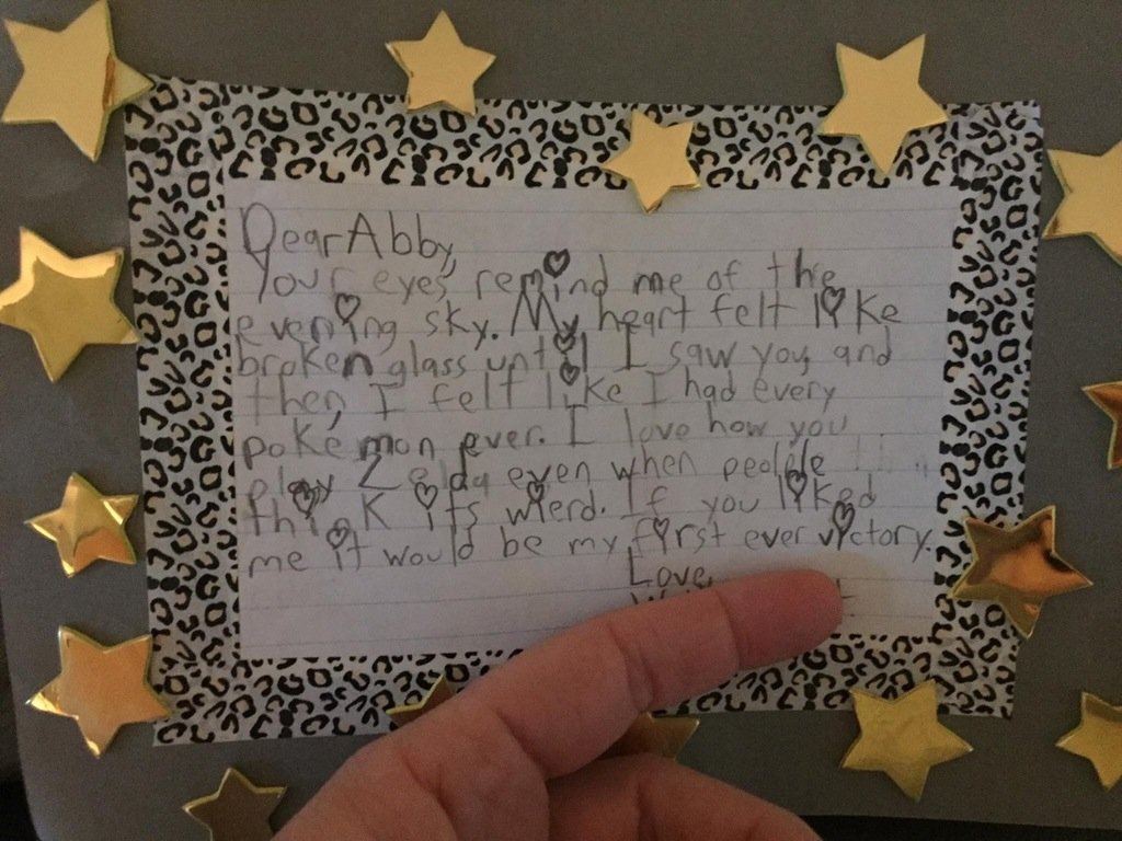 Menina do 5º ano recebeu o seu primeiro bilhete de amor, e pelo estilo temos Don Juan