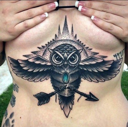 10 tatuagens geniais, feitas debaixo do peito