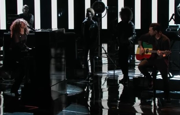 Alicia Keys apresenta musica nova no The Voice acompanhada por Adam Levine