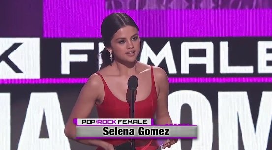 O regresso carregado de emoção de Selena Gomez nos AMAS 2016