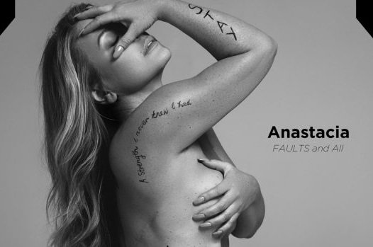Anastacia nua na revista Fault mostra cicatrizes da mastectomia após sofrer de cancro de mama