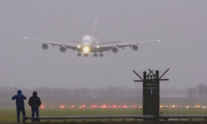 Airbus A380: maior avião comercial do mundo faz aterragem impressionante