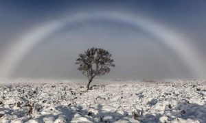 Arco-íris branco fotografado na Escócia. Um raro e belo momento