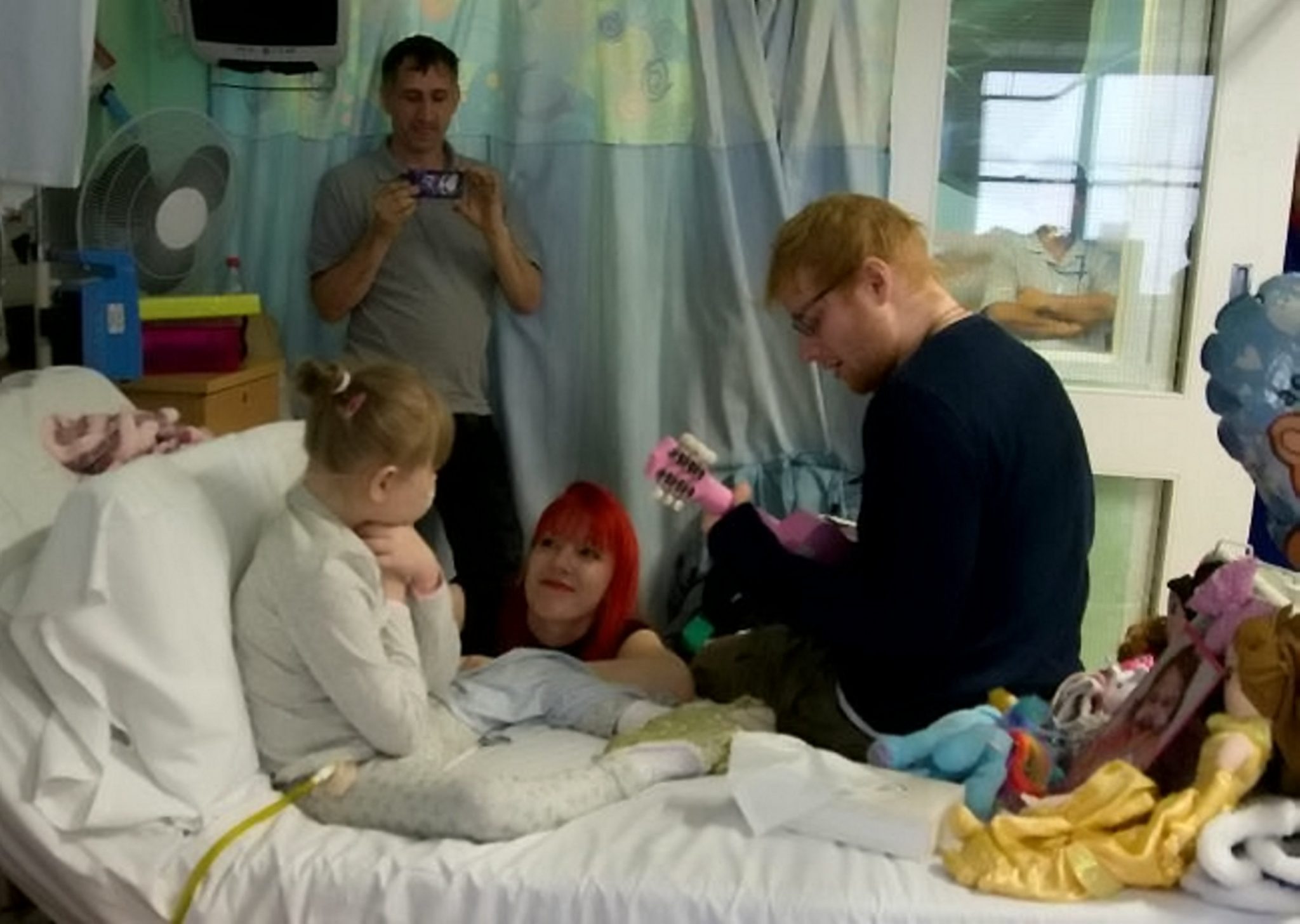 Ed Sheeran visitou, cantou, e encantou pequena fã internada num hospital