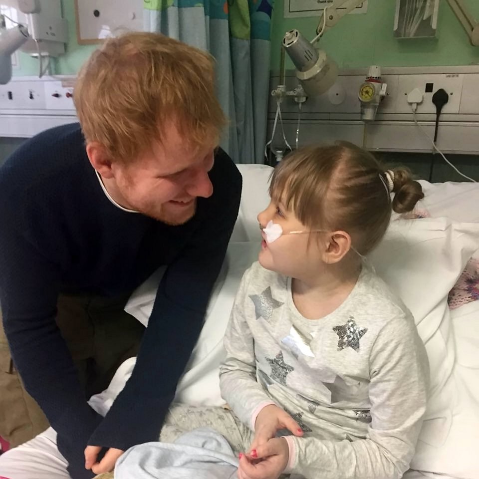 Ed Sheeran visitou, cantou, e encantou pequena fã internada num hospital