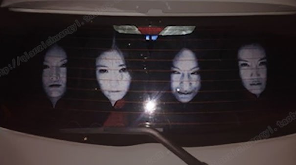 Condutores colam adesivos no vidro traseiro para assustar quem usa os faróis em máximos