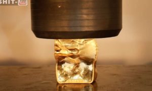 Prensa hidráulica esmaga barra de ouro de 40.000€