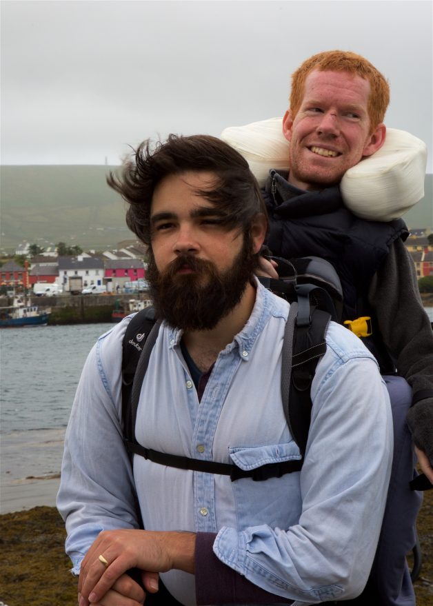Adaptaram mochila para levar amigo com distrofia muscular numa viagem pela Europa
