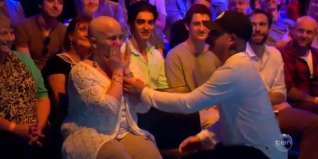 A lutar contra um cancro da mama, foi pedida em casamento em directo na TV, num momento emocionante