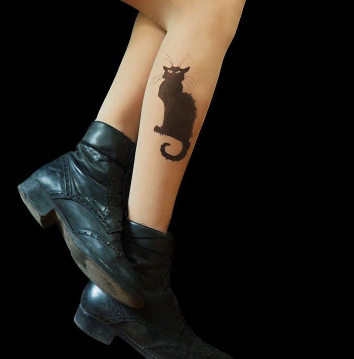 Meias pintadas à mão, e que criam a ilusão de que tens tatuagens nas pernas