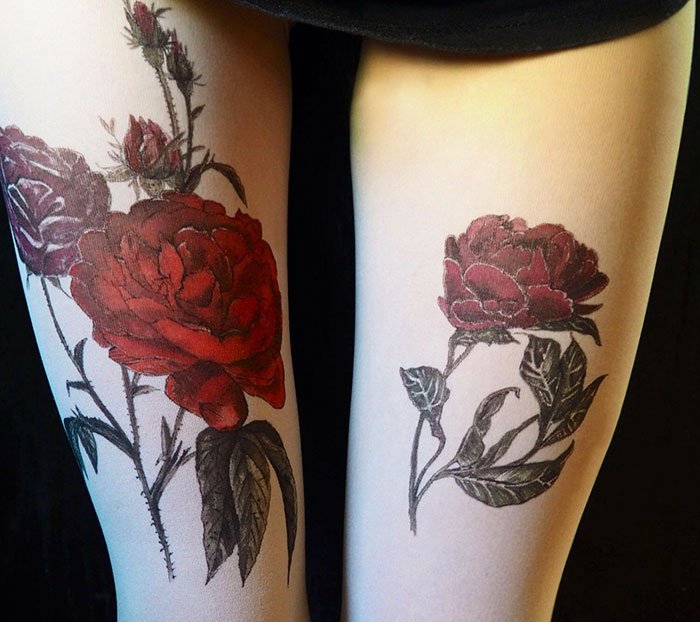 Meias pintadas à mão, e que criam a ilusão de que tens tatuagens nas pernas