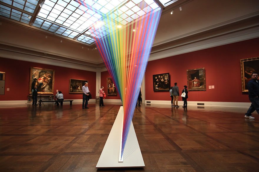 Artista consegue simular um arco-íris numa galeria com 1000 fios coloridos