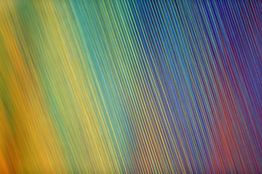 Artista consegue simular um arco-íris numa galeria com 1000 fios coloridos