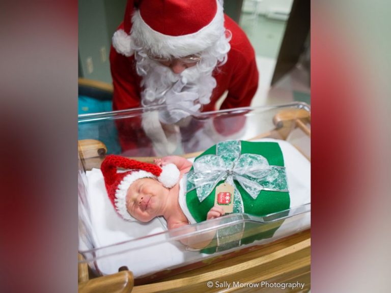 Voluntários vestem bebés prematuros para o Natal, e derretem a internet