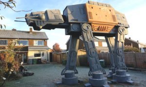 Pai construiu robot de Star Wars em tamanho real, para servir de casa dos brinquedos