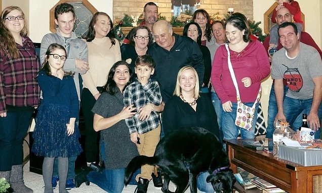 Este cão decidiu dar um toque de génio na fotografia de Natal da família