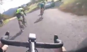 Vídeo capta choque de ciclistas com carro em contra-mão