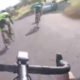 Vídeo capta choque de ciclistas com carro em contra-mão