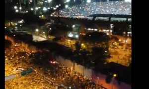 Milhares dentro e fora do estádio na homenagem aos jogadores do Chapecoense