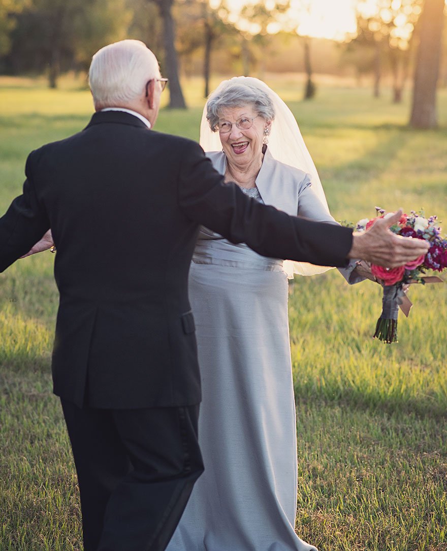 70 anos depois tiraram as fotos do casamento, com o amor ainda no ar