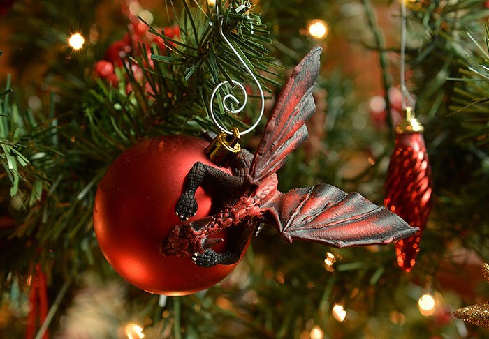 Dragões a proteger bolas de Natal como se fossem os seus ovos, é o que a tua árvore precisa este ano