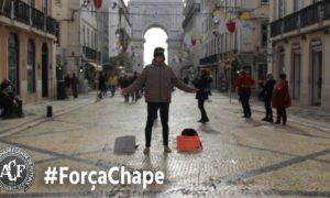 Em Lisboa de olhos vendados a pedir abraços em homenagem ao Chapecoense