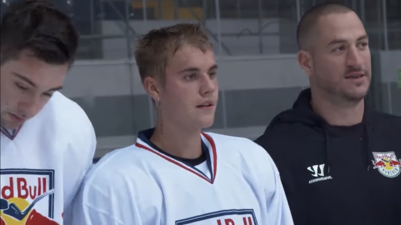 Justin Bieber entra em briga durante jogo de hoquei no gelo