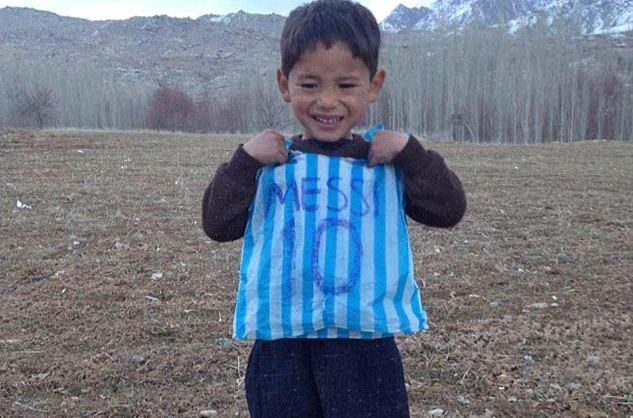 Menino afegão que usava camisola de plástico, finalmente conheceu Messi