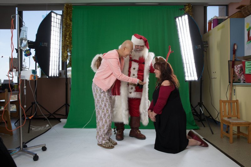 Fotógrafa «transporta» crianças doentes para cenários de Natal mágicos
