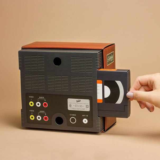 Esta caixa transforma o teu smartphone numa televisão dos anos 80