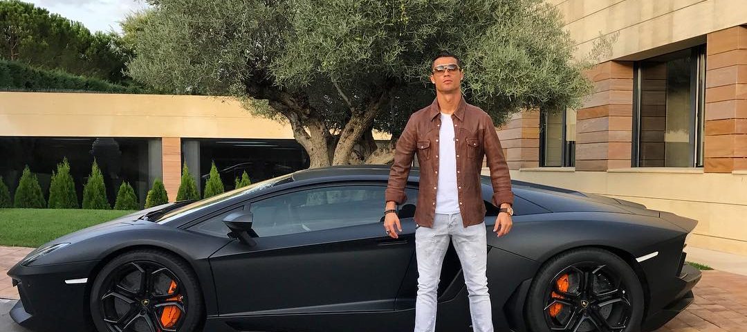 Cristiano Ronaldo abandonou o Lamborghini na estrada devido a uma lesão no pulso