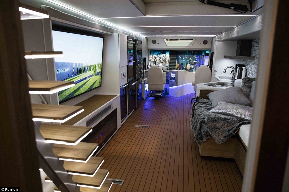 Esta «auto-caravana» custa 2.5 milhões de euros, e até tem um helicóptero