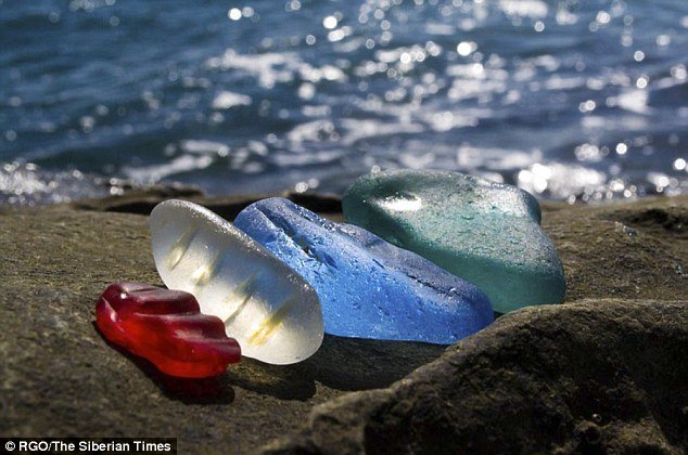 O mar transformou uma lixeira de garrafas de vodka na praia, numa obra de arte