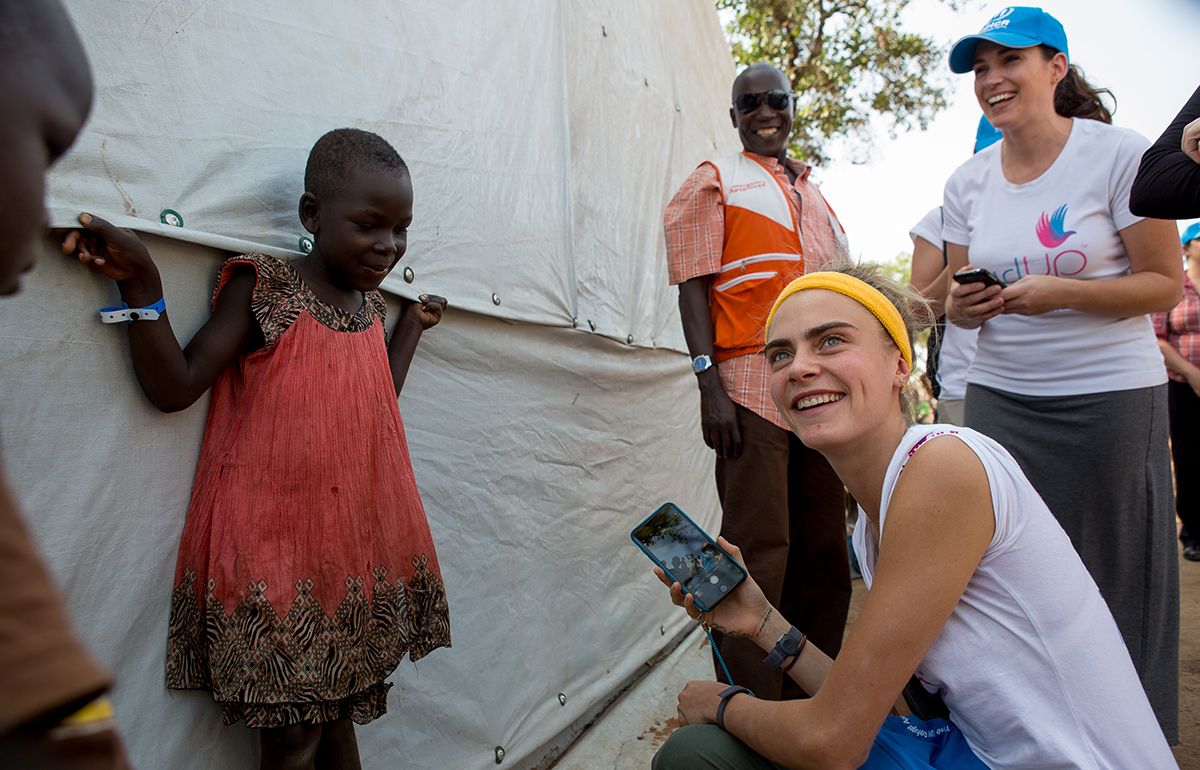 Cara Delevigne faz voluntariado, com as Nações Unidas, no Uganda